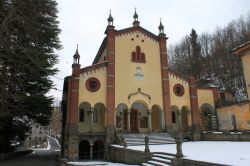 La facciata dell'edificio religioso di Rosazza, Valle Cervo, Piemonte, in inverno.

