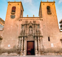 La facciata principale della basilica di Santa Maria a Alicante, Spagna. E' il cuore della comunità cattolica della città: questo sfarzoso esempio di architettura gotica valenciana ...