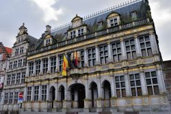 La facciata rinascimentale dell'Halle Aux Draps nella Grand Place di Tournai (Belgio). Costruito nel 1610, questo edificio ospitava anticamente il mercato dei tessuti - © Nigar Alizada ...