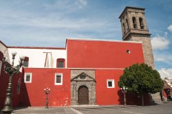 La facciata rossa della chiesa di Santo Domingo a Puebla, Messico.
