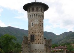La famosa Torre di Val DellaTorre in Piemonte, provincia di Torino - © ValterVB, CC BY-SA 3.0, Wikipedia