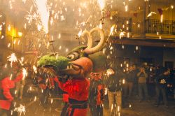 La festa del fuoco di Sagunto (Spagna) in inverno. Ogni mese di marzo le strade cittadine si popolano di creazioni artistiche realizzate in legno e cartone: alla fine, solo le vincitrici si ...