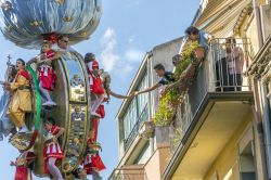 La Festa dell'Assinta a Randazzo: il simulacro chiamato "a Vara" lungo le strade cittadine - © rarrarorro / Shutterstock.com