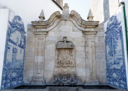 La fontana barocca di Cano a Vinhais, Portogallo. Realizzata nel XVIII° secolo in pietra di granito, è impreziosita da piastrelle tradizionali realizzate dall'artista Sant'Anna ...