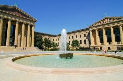 La fontana di fronte al Museo di Arte di Philadelphia, Pennsylvania (USA). Il centro espone oltre 220 mila oggetti in circa 200 gallerie che raccontano una storia di 2 mila anni.
