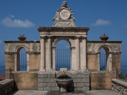La Fontana di Garibaldi, si trova nei pressi della Chiesa del Carmine a Bagnara Calabra - © Aldo fiorenza - CC BY-SA 3.0 - Wikipedia