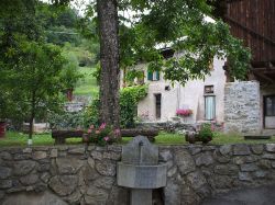 La fontanella di Irone visita al borgo del Trentino abbandonato dopo la peste del Manzoni del 1630 - © giannip46, CC BY-SA 3.0, Wikipedia