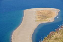 La grande spiaggia sabbiosa di Capo Tindari, una barra di arena che si protende nel blu del Tirreno in Sicilia