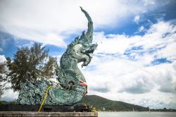 La grande statua del Serpente Nag nella cittadina di Songkhla, Thailandia del Sud: l'opera scultora è ospitata al Song Thale Park.