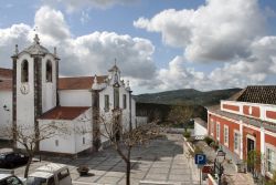 La graziosa chiesa del villaggio di Sao Bras de Alportel, Portogallo. Costruita in origine nel XV° secolo, venne in seguito riedificata dopo il terremoto del 1755.
