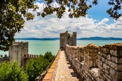 La magia del Lago Trasimeno in Umbria: la fortezza di Castiglione del Lago, provincia di Perugia - © REDMASON / Shutterstock.com