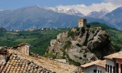 La Maiella e l'antico borgo di Roccascalegna in Abruzzo