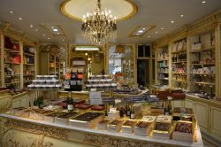 La Maison Auer a Nizza, Francia. Si trova al 7 di Rue Saint-Francois de Paule proprio di fronte all'Opéra. Dal lontano 1820 ben 5 generazioni di cioccolatai e confettieri preparano ...