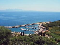 La marina di Cargese, il porto turistico si trov sulla costa ovest della Corsica, a nord di Ajaccio