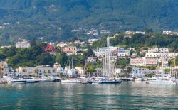 La marina di Casamicciola Terme, isola d'Ischia: un bel paesaggio affacciato sul mar Mediterraneo.

