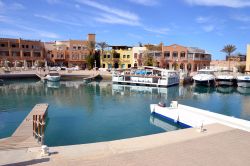 La Marina di El Gouna, cittadina turistica sorta negli anni Novanta sulla costa egiziana del Mar Rosso.