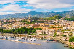 La marina di Messina, la skyline e i Monti Peloritani sullo sfondo, siamo in Sicilia