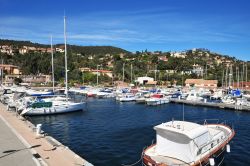 La marina di Théoule-sur-Mer con le barche ormeggiate (Francia) - © Pack-Shot / Shutterstock.com