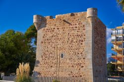 La massiccia Torre San Vincenzo a Benicassim, Spagna, costruita in mattoni.
