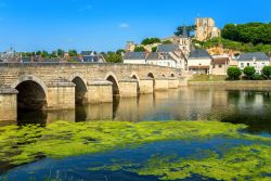 La medievale città di Montrichard con il ponte in pietra, il castello e la chiesa, Valle della Loira, Francia.



