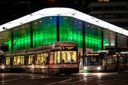 La moderna stazione dei bus lluminata di notte in Koenigsplatz a Augusta, Germania - © KH-Pictures / Shutterstock.com