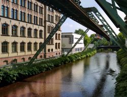 La monorotaia di Wuppertal, Germania. E' la celebre ferrovia sospesa progettata e costruita nel 1901, la più antica sopraelevata del mondo: la Schwebebahn è lunga circa 13,3 ...