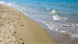 La morbida spiaggia di Lido del Sole in Puglia, siamo ad ovest di Rodi Garganico