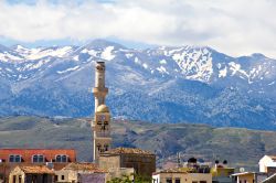 La moschea di Chania, Creta, con le montagne sullo sfondo - © Alena Stalmashonak / Shutterstock.com