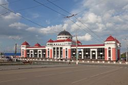 La nuova stazione ferroviaria di Saransk, Russia. Di grande suggestione la cupola centrale fatta di vetro da cui filtrano i raggi del sole.



