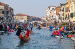 La parata di inaugurazione del Carnevale, dal Canal Grande a Rio di Cannaregio a Venezia - © Gentian Polovina / Shutterstock.com