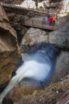 La passerella che domina la cascata Trummelbach una delle più impressionanti in Europa, vicino a Lauterbrunnen - © Atmosphere1 / Shutterstock.com