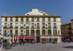 La piazza del mercato centrale a Tudela, Spagna, con un edificio storico sullo sfondo - © Marc Venema / Shutterstock.com