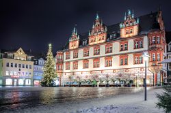 La Piazza del Mercato di Coburgo by night, Germania. Costruita agli inizi del XV° secolo, questa piazza si estende su una superficie di circa 56 ettari  - © Val Thoermer / Shutterstock.com ...