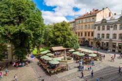 La piazza del Mercato di Lviv, centro storico e turistico della cittadina dell'Ucraina. Situata a un passo dal confine polacco, Lviv è una delle città dell'ex Unione Sovietica ...