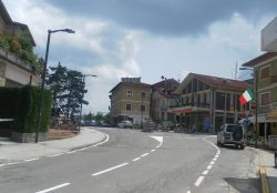 La Piazza del Municipio a Brallo di Pregola in Lombardia - © Andre86, CC BY-SA 4.0, Wikipedia