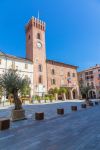La piazza Martiri di Alessandria e la torre del Municipio a Nizza Monferato in Piemonte
