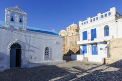 La piazza principale della Chora nell'isola di Kimolos, Grecia, con chiesa e edifici  - © Milan Gonda / Shutterstock.com