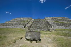 La Piramide dei Fiori nella Valle di Tlaxcala, Puebla, Messico. Con i suoi 4,5 milioni di metri cubo è considerata la più grande struttura mai costruita dall'uomo. Alta 64 ...