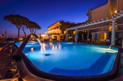 La piscina termale del San Montano hotel di Lacco Ameno a Ischia (Campania) - © esherez / Shutterstock.com
