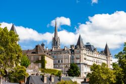 La pittoresca cittadina medievale di Pau, regione dell'Aquitania (Francia). La storia e il paesaggio naturale l'hanno fatta diventare meta prediletta di aristocratici e artisti.
