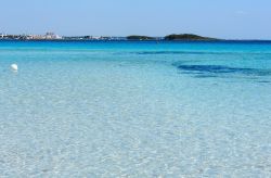 La pittoresca spiaggia di Torre Chianca a Porto Cesareo, Puglia: questa località del Salento è lambita dalle acque azzurre dello Ionio.
