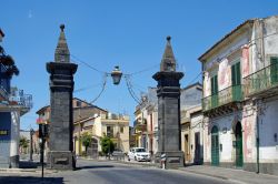 La porta di ingresso principale alla cittadina di Piedimonte Etneo in Sicilia - © gadzius / Shutterstock.com