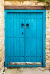 La porta in legno di un antico edificio nel centro di Omodos, Cipro.

