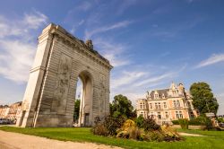 La Porta Santa Croce a Chalons-en-Champagne (Francia). Questo arco di trionfo si trova in rue Carnot - © Joaquin Ossorio Castillo / Shutterstock.com