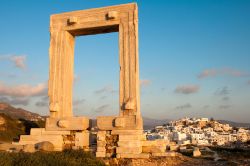 La Portara di Naxos, Grecia - La storia di Naxos è lunga 5 mila anni, cosa che ne fa uno dei luoghi abitati più antichi al mondo. All'ingresso della città si erge l'enorme ...