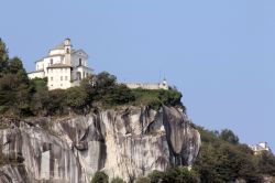 La posizione panoramica del Santuario della Madonna del Sasso, riva ovest del Lago d'Orta, Piemonte - © barbacane / Shutterstock.com