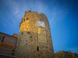 La possente torre dell'orologio a Anduze, Francia. Dal marzo 1978 la torre fa parte dell'Inventario Supplementare dei Monumenti Storici.
