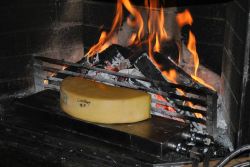 La preparazione della Raclette nel Cantone Vallese, tipico piatto invernale della Svizzera francese.