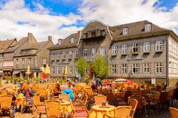 La principale piazza della città di Goslar, Sassonia, con tavolini all'aperto in una giornata di sole - © Anton_Ivanov / Shutterstock.com