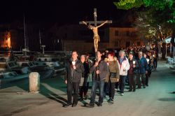La processione Kriznu Put (Stations of the Cross) a Komiza, isola di Vis, Croazia, di notte. Si tratta di uno dei momenti religiosi più sentiti dai fedeli che abitano in questa isola ...